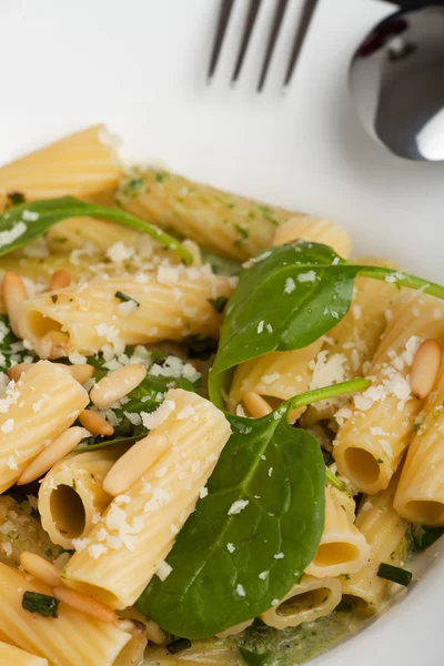 Итальянская паста со шпинатным соусом — стоковое фото