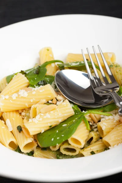 Итальянская паста со шпинатным соусом — стоковое фото