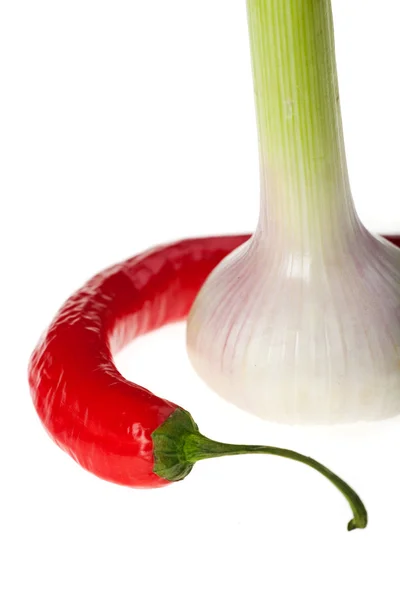 Knoflook en chili geïsoleerd op witte achtergrond — Stockfoto