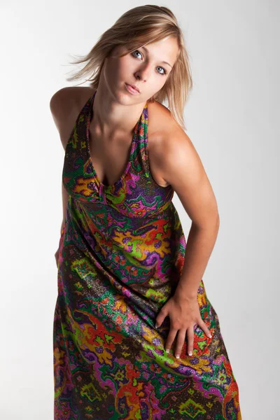 Młoda kobieta w sukni kolorowy — Zdjęcie stockowe