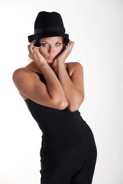 Blone kadın siyah bir şapka ile — Stok fotoğraf