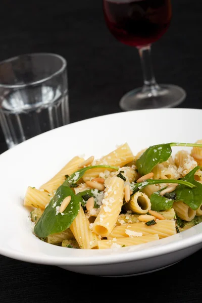 Італійська паста з соусом із шпинату — стокове фото