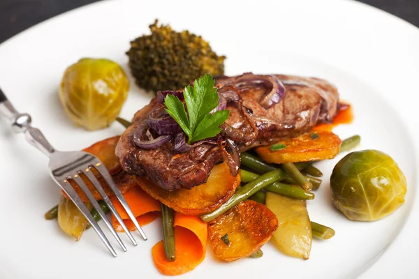 Schwäbisches Steak mit gerösteten Zwiebelringen — Stockfoto