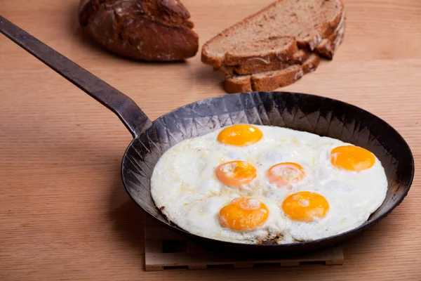 Sechs Eier in einer eisernen Pfanne — Stockfoto