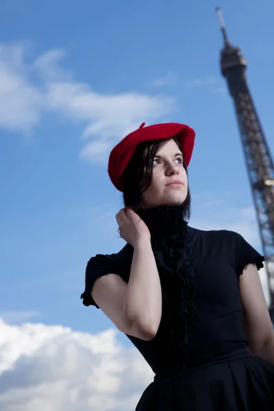Dziewczyna ubrana w czerwony beret i Wieża Eiffla — Zdjęcie stockowe