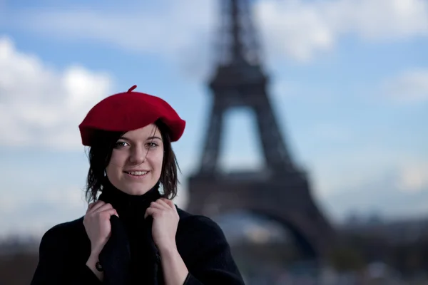 Dziewczyna ubrana w czerwony beret i Wieża Eiffla — Zdjęcie stockowe