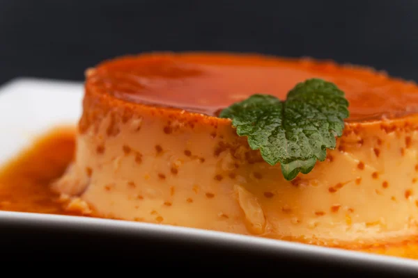 Creme Karamell auf einem quadratischen Teller — Stockfoto