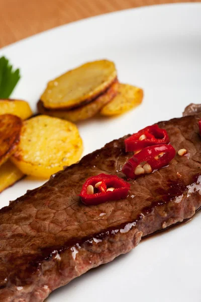 Szeletek o chili a egy steak — Stock Fotó