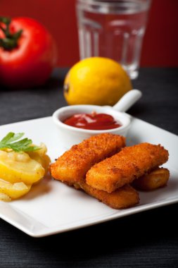 Balık kroket patates salatası ile closeup