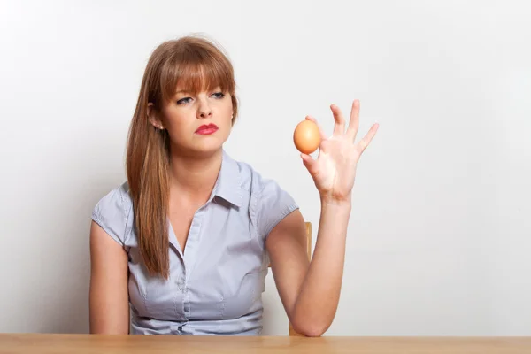 Sitting woman and a egg — Stock Photo, Image