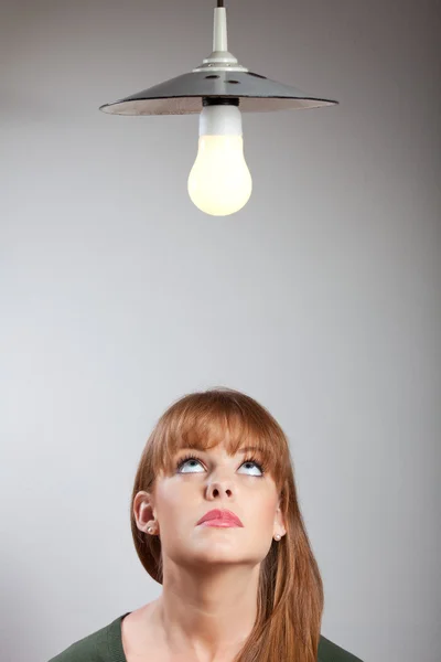 Retrato de uma jovem e uma lâmpada — Fotografia de Stock
