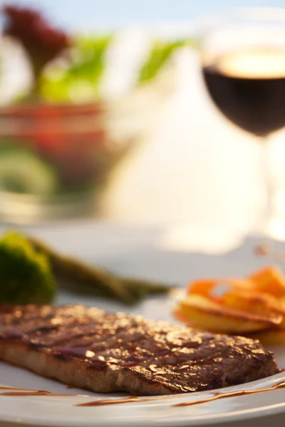 Grilovaný steak na talíři venkovní — Stock fotografie
