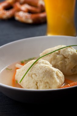 Bavyera buğday dumpling çorbası