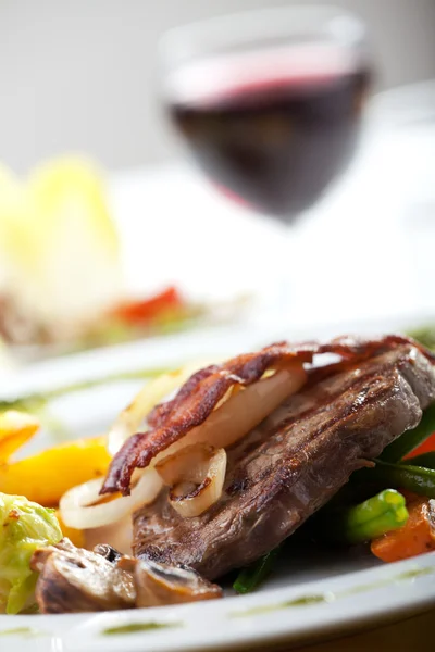 A steak, zöldséges szalonnával — Stock Fotó