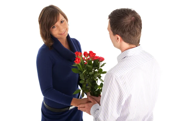 Мужчина дарит розы своей жене — стоковое фото