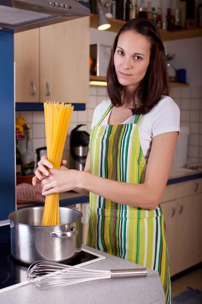 Mutfakta Yemek Pişiren Kadın — Stok fotoğraf