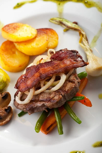 Speck Auf Einem Steak Mit Gemüse — Stockfoto