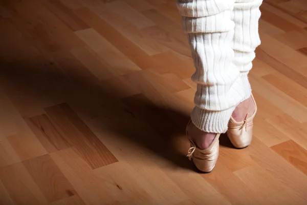 Pés de uma dançarina de balé — Fotografia de Stock