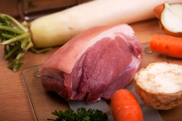 Raw knuckle of pork on a chopping board — Stock Photo, Image