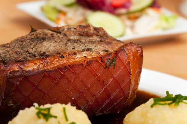 Plato de cerdo asado bávaro con albóndigas de patata —  Fotos de Stock