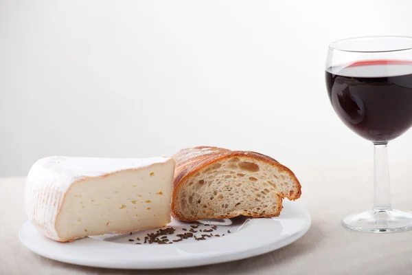 Camembert cheese and a glass of wine — Stock Photo, Image