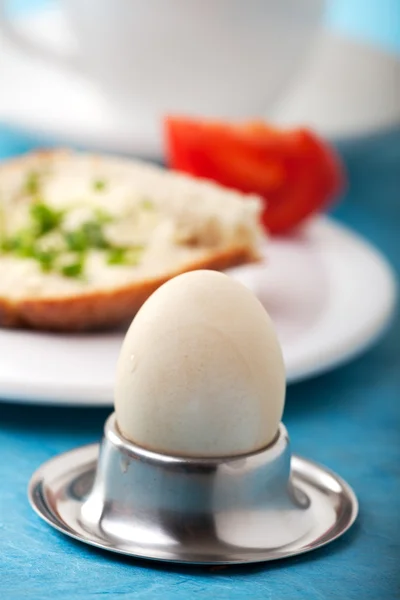 Snídaně s šálkem kávy a vejce — Stock fotografie