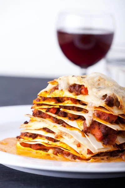 Närbild av lasagne med rött vin — Stockfoto