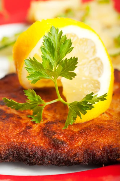 Close-up van een segment van de citroen op een wiener schnitzel — Stockfoto