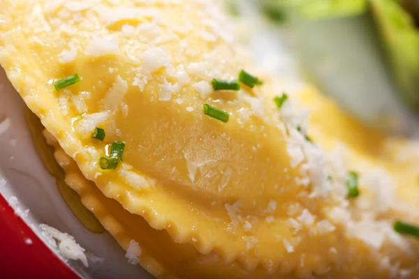 치즈와 신선한 라비 올 리 파스타의 근접 촬영 — 스톡 사진