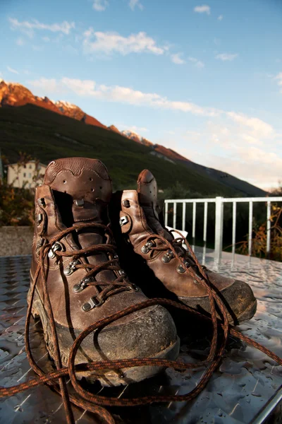 stock image Mountain shoes on a table