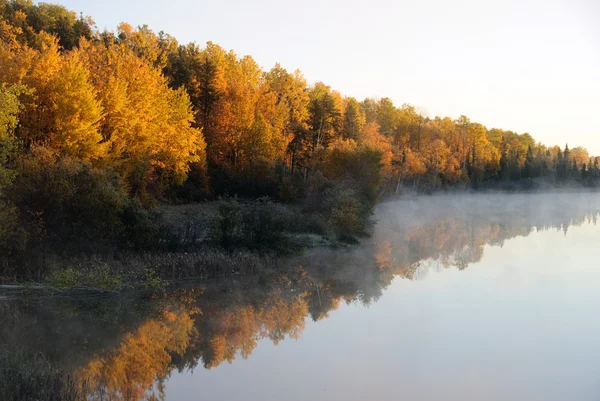 在北部的河上冰冻的秋天的早晨日出 — 图库照片