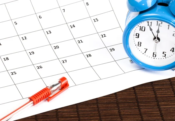 Синий Будильник Сидел Календаре Красной Ручкой — стоковое фото