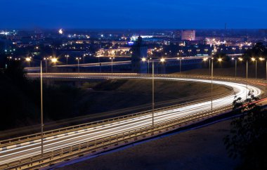 gece yol ile otomobil ışık ve koyu mavi gökyüzü.