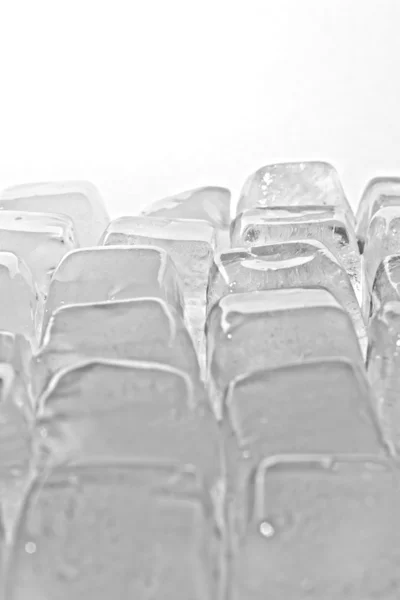 Gesmolten ijsblokjes op de witte. — Stockfoto
