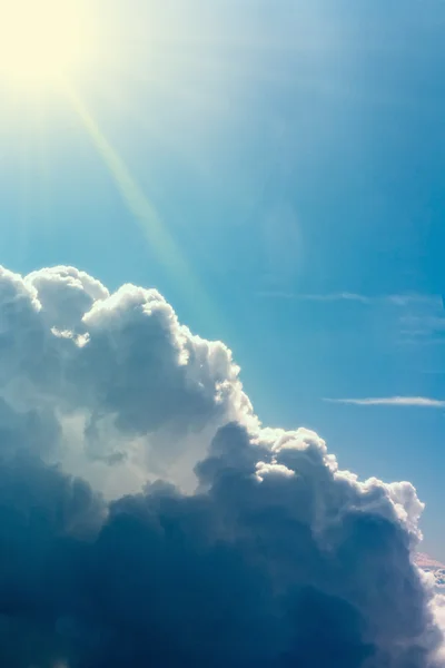 Die Stürmischen Wolken Leuchteten Von Oben Mit Der Sonne — Stockfoto