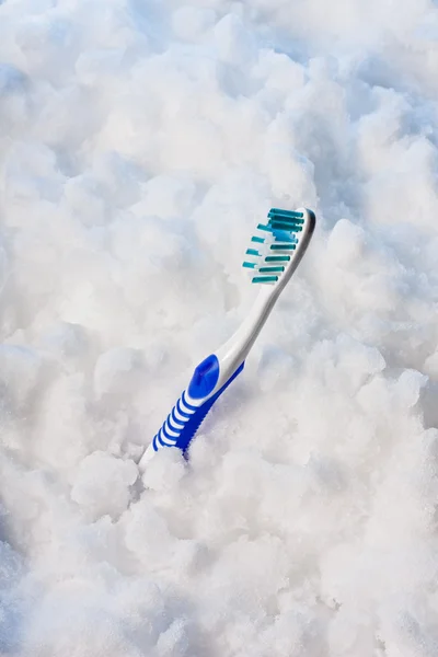 Голубая зубная щетка на снегу . — стоковое фото