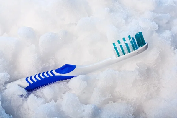 Голубая Зубная Щетка Синем Снегу Горизонталь — стоковое фото