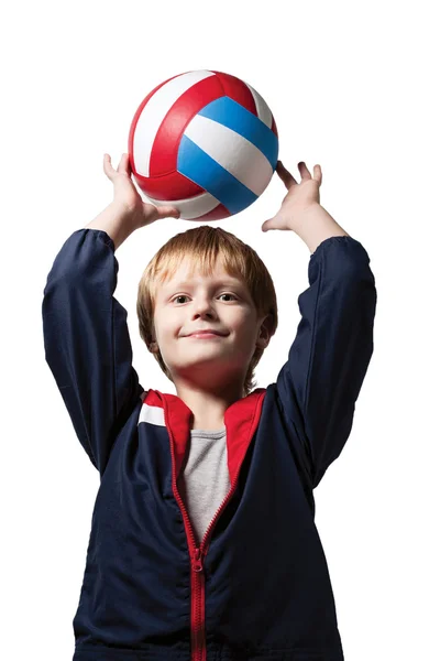 Milý chlapeček v kombinéza drží míč — Stock fotografie