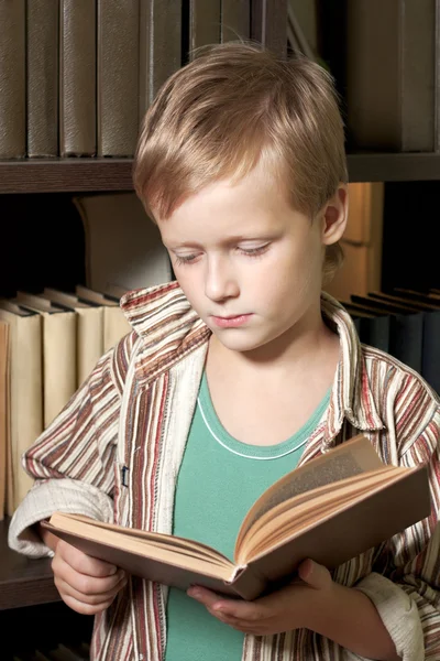 Pojken Läser Boken Med Allvarlig Typ — Stockfoto