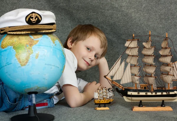 与模型船和世界各地儿童的肖像 — 图库照片