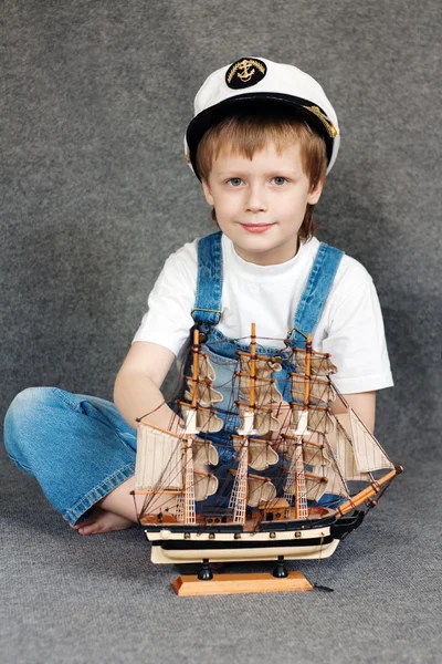 这艘模型船的可爱梦想孩子的画像 — 图库照片