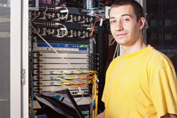 De ingenieur in het datacenter — Stockfoto
