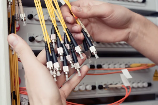 Ingeniero Centro Procesamiento Datos Sostiene Cables Conexión Fibra — Foto de Stock