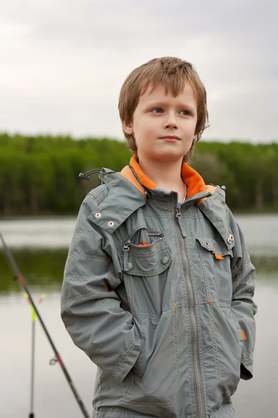 明日を運ぶでしょう 小さな男の子の魚 — ストック写真