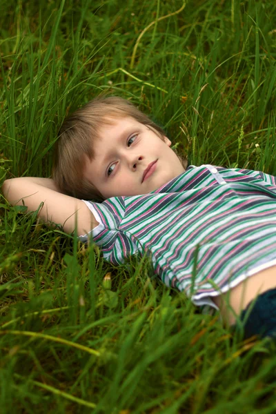 Malý Chlapec Stanovilo Trávě Snít — Stock fotografie