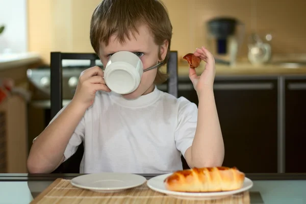 O rapazinho decidiu tomar o pequeno almoço — Fotografia de Stock