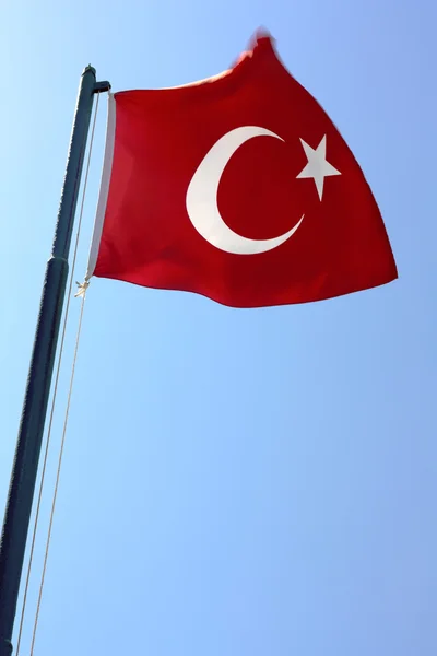 Красный Турецкий Флаг Над Чистым Голубым Небом — стоковое фото