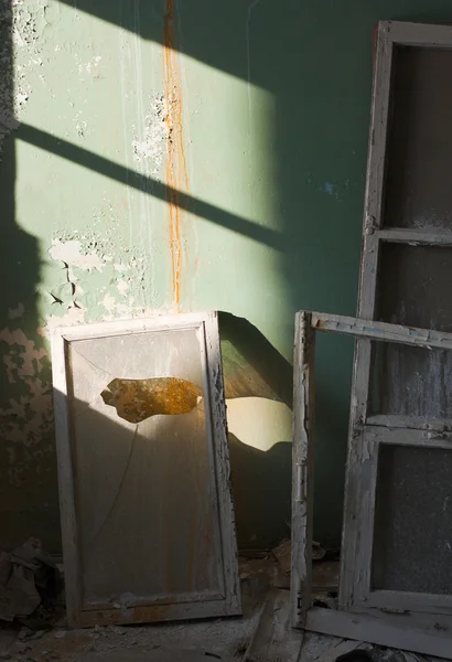Stare Okna Ramy Opuszczonym Domu Oczekiwania Wymiana — Zdjęcie stockowe