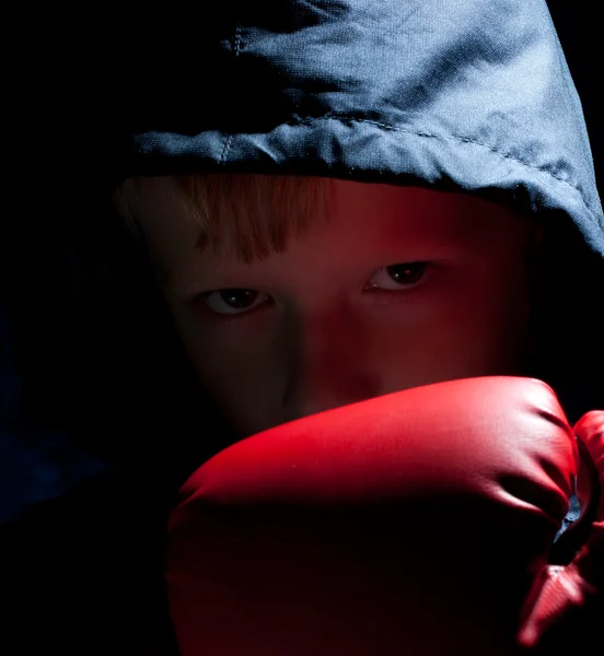 Pequeno Rapaz Boxeador Terno Esporte Azul Escuro — Fotografia de Stock