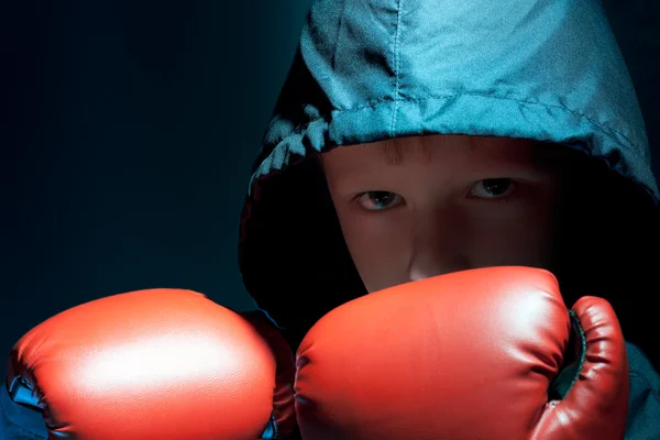 O pequeno rapaz - boxeador — Fotografia de Stock